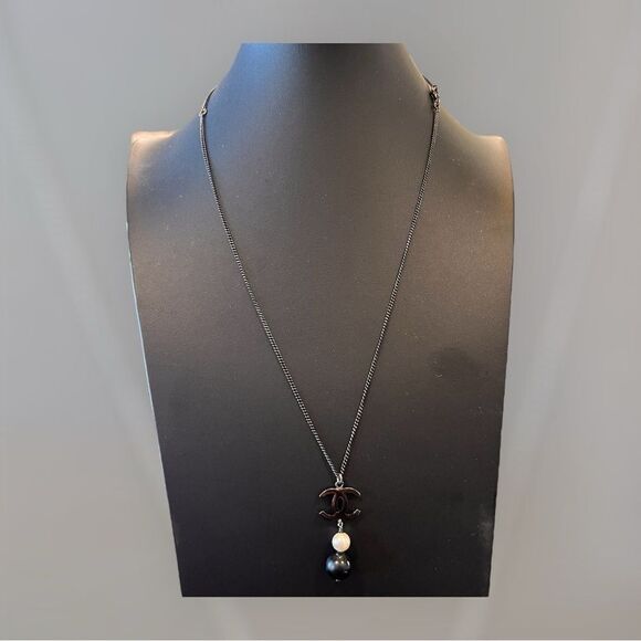 Chanel
Faux Pearl CC Pendant Necklace - Picture 4 of 6